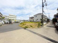 現地土地写真 ※掲載画像は現況古家をAI加工により除去した参考イメージです。解体後更地でのお引渡しを予定しておりますが、実際のお引渡し後の状況とは異なる場合があります。